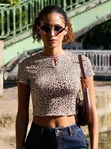 lacRébo Áo thun crop top họa tiết da báo có nơ đỏ và cổ khoét lỗ cho kỳ nghỉ thu đông - Nhiều màu - Xem 4