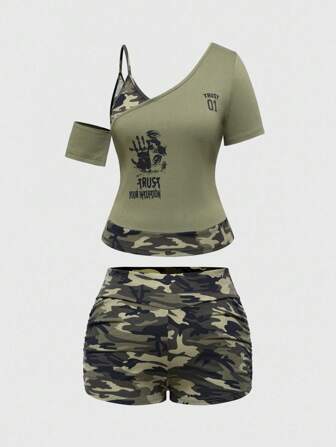 Grunge Punk Conjunto de mujer con estampado de camuflaje, parches, hombro asimétrico y estampado de ojos y letras, en estilo retro grunge Y2K