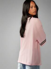 MISSGUIDED Áo thun bóng đá cỡ lớn, số áo kiểu đại học, cổ chữ V, dáng rộng, phong cách thể thao Mỹ cổ điển, tinh thần đồng đội, thời trang thường ngày, phong cách đường phố, sinh viên đại học, World Cup 2026, thể thao sành điệu, ngày thi đấu, phong cách đường phố, áo đấu bóng đá nam tính. - Hồng - Xem 2