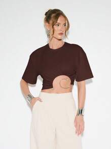 KIZN 镂空短款 T 恤金属环细节超大袖夏季个性上衣节日时尚美学腰部镂空休闲现代设计 - 咖啡棕 - 查看 1