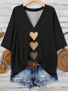 SHEIN CURVE+ Camiseta con bolsillo y diseño de corazón degradado, de talla grande, casual y versátil, adecuada para verano, con cuello en V, tops lindos para mujeres, tops casuales, tops de verano, tops con estampado de corazón