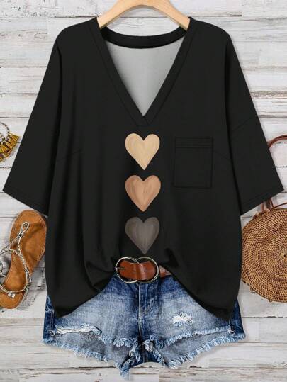 SHEIN CURVE+ 加大码心形图案渐变色 T 恤，带口袋，休闲百搭，适合夏季 V 领上衣 可爱上衣 女式 V 领上衣 休闲上衣 夏季上衣 心形印花上衣