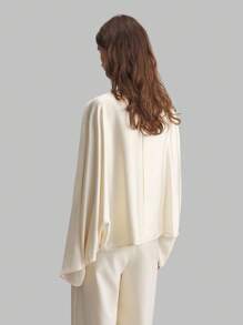 Ontre 2025新款女装系列，百搭实用。特色：船领长袖上衣，廓形独特，缎面面料，超大袖口，简约优雅的商务休闲装。此外，还有杏色船领长袖上衣，复古风的返校季风格，以及低调精致的都市通勤高品质商务休闲办公装。高端机场时尚。