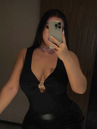 NU&NOW Camiseta ajustada con escote en V profundo y decoración metálica para mujer de talla grande