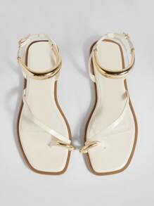 Solezae 女士方形镀金踝带环趾亮面PU人字拖凉鞋|从海滩到俱乐部的百搭之选 - 白色 - 查看 6