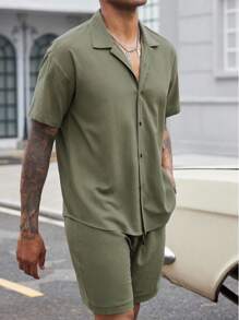 Manfinity Homme Bộ áo sơ mi tay ngắn có nút màu trơn phía trước và quần short có túi cho nam - xanh quân đội - Xem 6