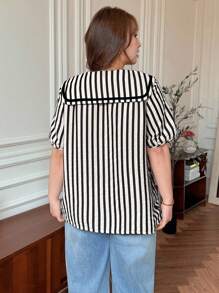 SHEIN LUNE Camisa feminina plus size listrada de manga curta e abotoamento simples, blusa casual de verão charmosa para professoras, ideal para ocasiões formais e informais. - Preto e Branco - Ver 2