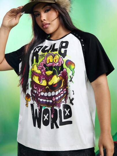 MADBALLS X SHEIN T-shirt d'été casual grande taille avec lettres et graphiques de dessins animés, manches raglan contrastées et cloutées