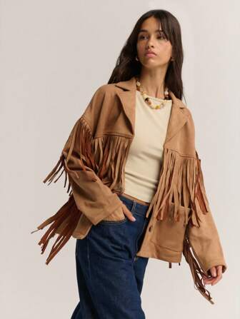 Nöista Rehaussez votre style avec cette veste à franges  camel ! Conçue avec un col classique et de longs détails à franges audacieux sur la poitrine et les manches, cette pièce apporte instantanément des vibrations western à vos vêtements pour femmes d'automne et d'hiver. Parfait pour se superposer sur des basiques ou à associer avec un jean et des bottes pour un look chic et affirmé. La tenue extérieure ultime pour la saison des festivals ou pour adopter le style de la cowgirl moderne !