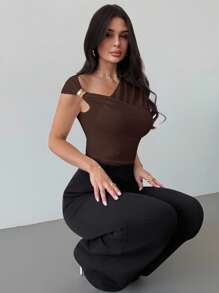 Firerie Áo thun bó eo nhún bèo vai lệch vai đơn giản dành cho nữ, thiết kế tối giản thanh lịch cho việc đi làm hàng ngày, mùa xuân hè, trang phục sân bay, trang phục đi nghỉ, giáo viên - Cà phê nâu - Xem 5