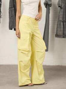 COUREZ Tief sitzende, oversized Cargo-Hose mit Technik-Optik / Y2K Herbstmode Damen Streetwear Weite Bein Hose - Gelb - Übersicht 2