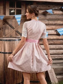 SHEIN Frenchy 女式复古刺绣网眼撞色无袖连衣裙，啤酒节粉色 Dirndl 连衣裙搭配蕾丝围裙和衬衫，女式优雅蕾丝拼接十字交叉系带度假连衣裙，女式复古刺绣网眼撞色无袖连衣裙，女式复古 V 领系带束腰连衣裙，女式撞色蕾丝短袖方领腰带全身印花甜美荷叶边下摆连衣裙，啤酒节 Dirndl，啤酒节 Tracht，啤酒节 Wiesn Bierfest Dirndl，Dirndl 连衣裙，啤酒节连衣裙，德国连衣裙，传统德国连衣裙，巴伐利亚连衣裙，啤酒节派对连衣裙，梭织无袖束腰短裙，节日庆典服装，Dirndl，Dirndl Kleid Pink/Dirndl Kleid Rosa，Dirndl XL - 粉色 - 查看 4