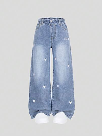 SHEIN Elladie kids Denimly 新款春夏女款宽松浅蓝色牛仔阔腿裤，柔软的牛仔面料如云朵般包裹，心形刺绣细节，松紧腰身设计穿着舒适，适合校园、街头、约会、户外活动和日常穿着