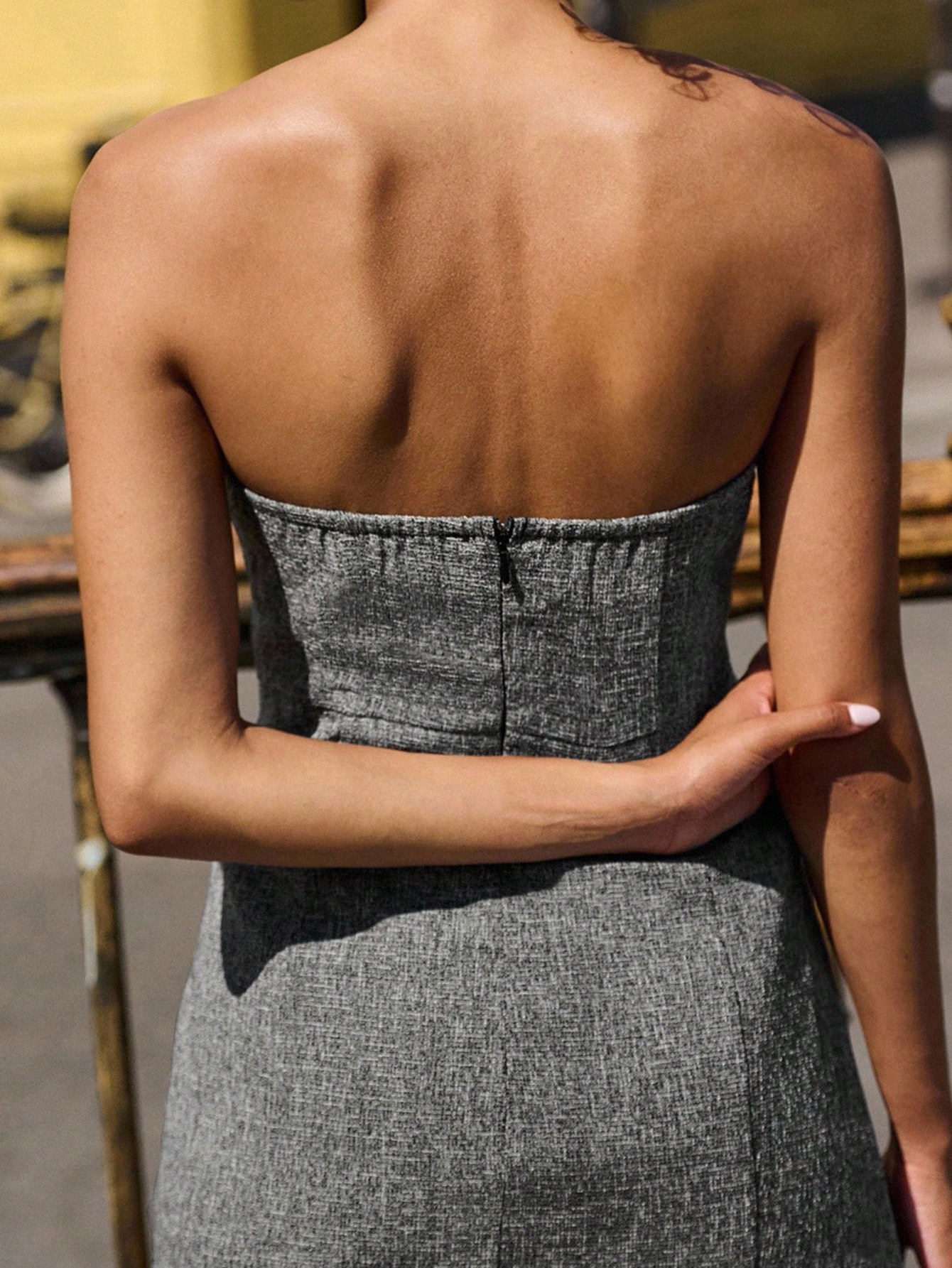 Robe mini ajustée sans bretelles en tweed gris avec bordure en dentelle noire. Robe de sortie, robe de rentrée scolaire, robe d'automne