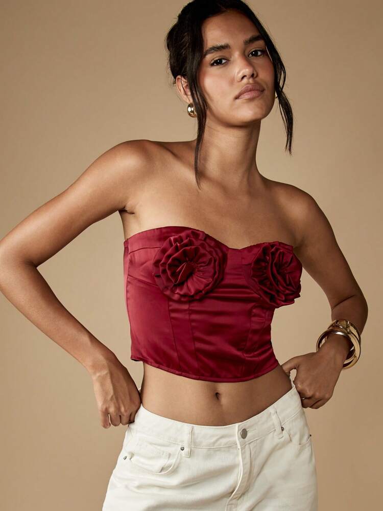MISSGUIDED Elegante top a bustier in raso con dettagli a rosa, indossabile per eventi serali, con scollo a cuore senza spalline, adatto per invitati a matrimoni, con arricciature e stecche, struttura floreale, ideale per il Natale