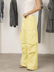 COUREZ Tief sitzende, oversized Cargo-Hose mit Technik-Optik / Y2K Herbstmode Damen Streetwear Weite Bein Hose - Gelb - Übersicht 4