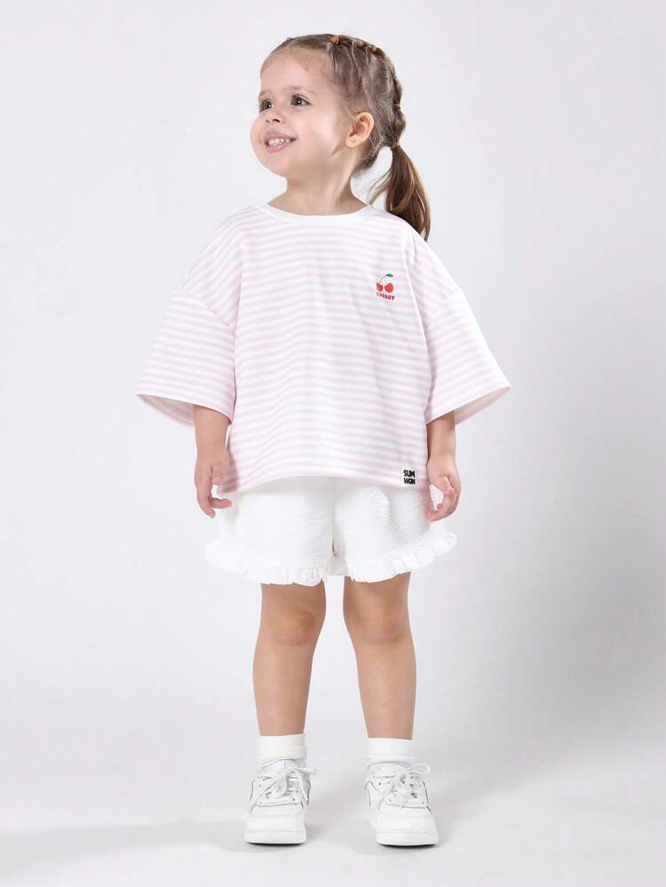 Camiseta de rayas con estampado de cerezas y pantalones cortos con volantes