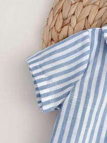 2 件婴儿男孩/女孩休闲运动学院风彩色条纹丝带短袖衬衫和白色短裤套装，适合日常穿着、春夏季，适合生日派对、洗礼、1 岁生日庆祝、派对、表演、婚礼和其他场合