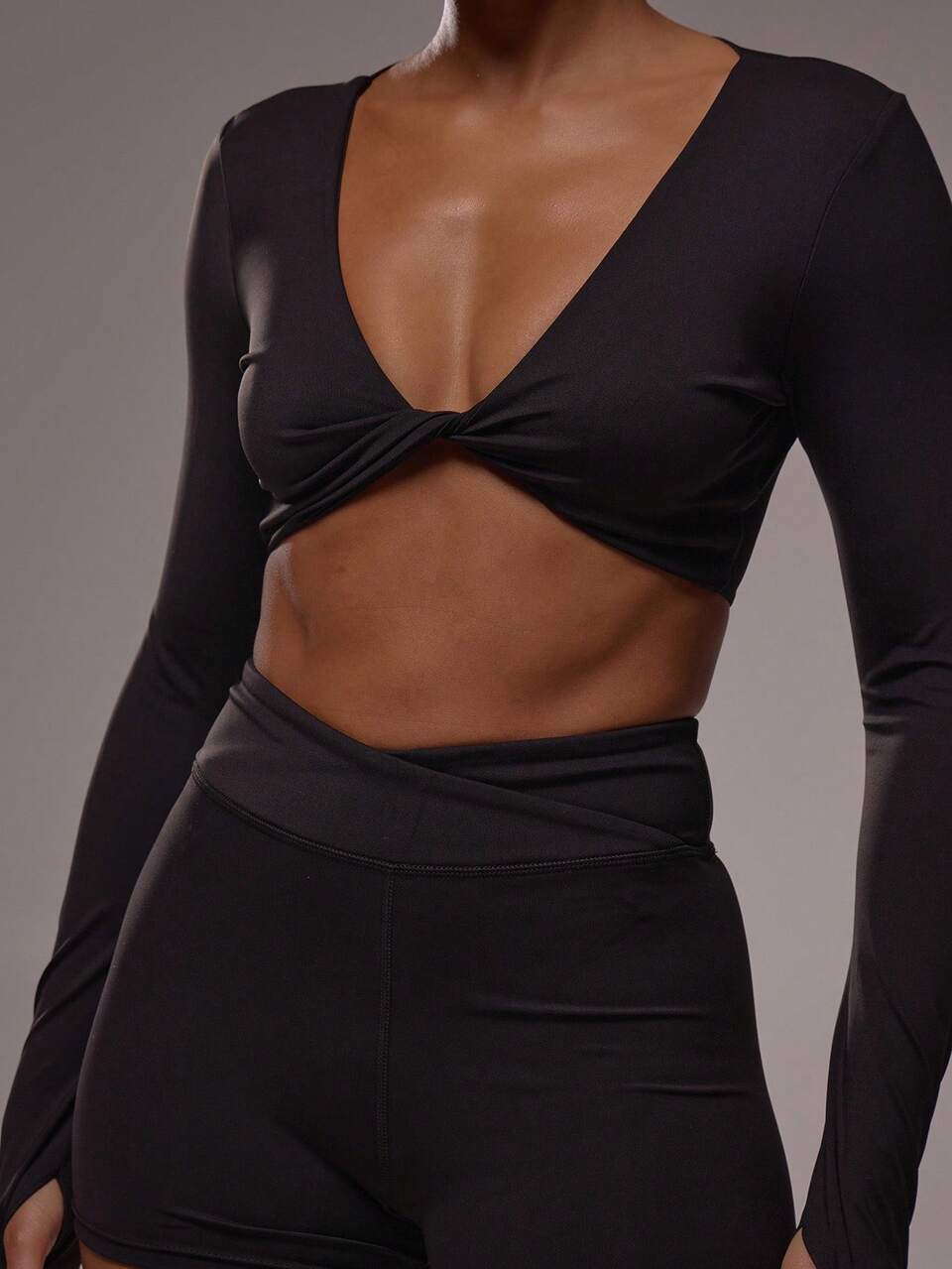 Ensemble coordonné avec Top court à manches longues avec détail de torsion avant et short avec détail de bande de taille en V. Tenue de sport, de gym, de Pilates, de yoga et de fitness