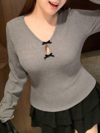 Dazy Plus เสื้อยืดแขนยาวสีเทาคอวีสำหรับสตรีไซส์พิเศษ ผ้ายืดหยุ่น ตกแต่งโบว์ ลายเปิด