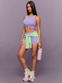 GLOWMODE FeatherFit™ Twist And Flow 柔软弹力吸汗可拆卸罩杯工字背心扭纹前短款背心上衣低冲击瑜伽普拉提 Barre 健身房工作室日常休闲装 - 紫丁香色 - 查看 8