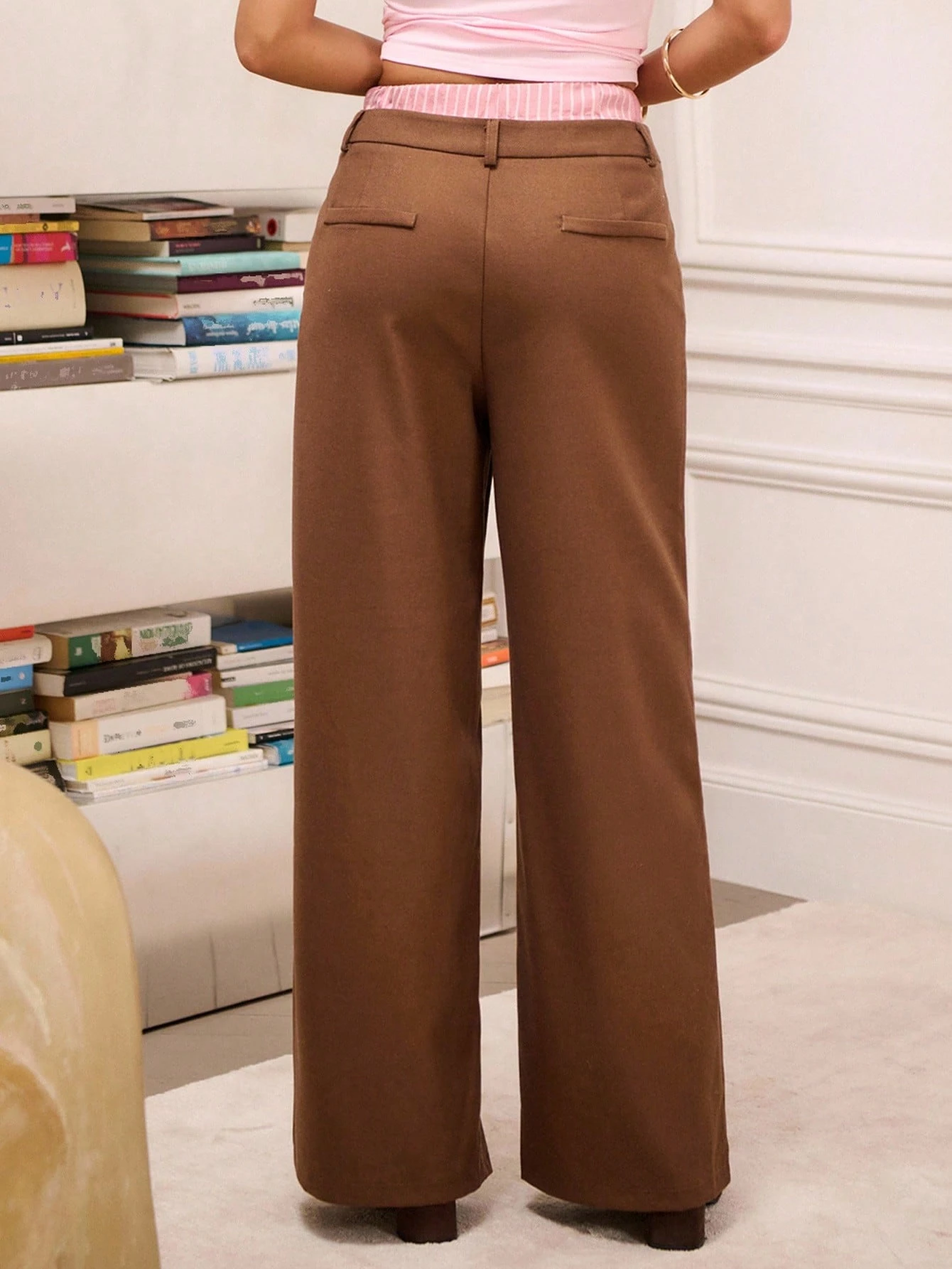 Braune Hosen mit weitem Bein mit Layering-Optik und kontrastierendem gestreiftem Bund, Outfits für Ausgehen und Schulanfang