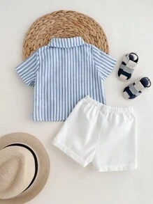 2 件婴儿男孩/女孩休闲运动学院风彩色条纹丝带短袖衬衫和白色短裤套装，适合日常穿着、春夏季，适合生日派对、洗礼、1 岁生日庆祝、派对、表演、婚礼和其他场合