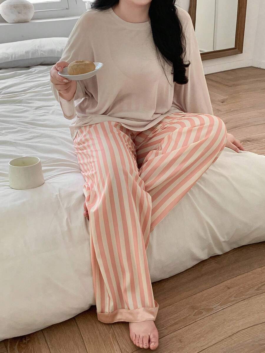 Dazy Plus 2 件大码女式纯色圆领宽松睡衣上衣和条纹裤睡衣套装 - 杏色 - 查看 1