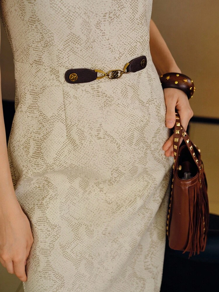VESTIDO CURTO SEM MANGAS COM FIVELA NA CINTURA EM COURO SINTÉTICO COM ESTAMPA DE COBRA