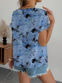 Shutterstock Glamance Blouse décontractée simple à col rond pour femmes, convenant pour l'été. Top bleu décontracté pour femmes d'été. Top d'été bleu avec imprimé abstrait. Top bleu tie dye. Convient pour la rentrée et les sorties - Bleu azur - Voir 2