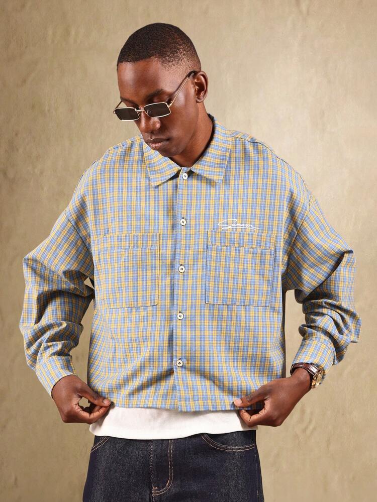 Kurzes kariertes Button-Down-Hemd mit überschnittenen Schultern