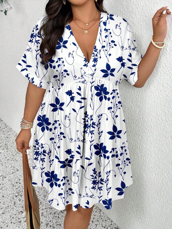 SHEIN Frenchy 大码女式V领短袖休闲度假复古蓝白花花连衣裙，女士夏装，飘逸连衣裙