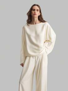 Ontre 2025新款女装系列，百搭实用。特色：船领长袖上衣，廓形独特，缎面面料，超大袖口，简约优雅的商务休闲装。此外，还有杏色船领长袖上衣，复古风的返校季风格，以及低调精致的都市通勤高品质商务休闲办公装。高端机场时尚。