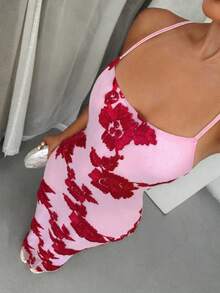 SHEIN SXY 女士吊带刺绣露背性感优雅连衣裙，粉红色和红色碎花连衣裙，粉色碎花连衣裙，玫瑰印花连衣裙，粉色紧身连衣裙，约会之夜连衣裙，粉色连衣裙，女士度假装，女士优雅连衣裙，乡村音乐会服装，女士性感夜店服装，女士鸡尾酒会连衣裙，女士音乐会服装，女士休闲连衣裙，锐舞派对服装，女士派对连衣裙，波西米亚风女装，性感连衣裙，女士早午餐服装，女士邮轮服装，仙女风，婚礼宾客连衣裙，露背连衣裙，浅粉色连衣裙，女士生日连衣裙，波西米亚风女装，女士音乐会服装，女士派对连衣裙，女士优雅服装，女士粉色服装，女士性感连衣裙，海滩度假服装，女士碎花连衣裙 - 紅色 - 查看 1
