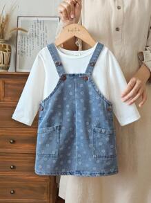 SHEIN Set de 2 piezas de camiseta de manga larga blanca y vestido peto vaquero con estampado floral pequeño para niñas bebés, atuendo casual cómodo para primavera/otoño - Azul - Ver 3