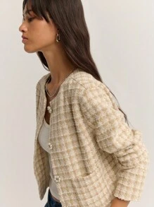 Nöista 这款奶油色格纹粗花呢短款外套，为您的衣橱增添一抹优雅！圆领设计，闪亮的纽扣点缀，修身剪裁，尽显时尚格调，是提升秋冬女装造型的完美之选。搭配牛仔裤，打造休闲优雅造型；叠穿其他单品，则可展现精致的巴黎风情。无论是办公室、早午餐，还是任何您想要展现轻松优雅气质的场合，它都是您的理想之选！ - 杏色 - 查看 4
