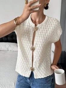 SHEIN Frenchy Áo len chui đầu tay ngắn họa tiết mặt trời kim loại dành cho nữ, Áo len chui đầu không tay đa năng, Áo len chui đầu không tay cổ tròn màu trơn, thích hợp mặc đơn vào mùa thu, Áo len nhiều lớp mùa đông, Nút kim loại trang trí mặt trời, Vải áo len họa tiết hình học ren, Vải áo len ấm áp có họa tiết sang trọng, Dáng ngắn ôm sát, Áo len chui đầu cổ tròn, Thời trang đơn giản thường ngày để đi làm, Áo len nữ, Áo len chui đầu dành cho nữ, Áo len chui đầu dành cho nữ, Quần áo mùa thu, Quần áo mùa đông, Tiệc chiêu đãi, Phụ nữ phong cách Old Money - Màu be - Xem 3