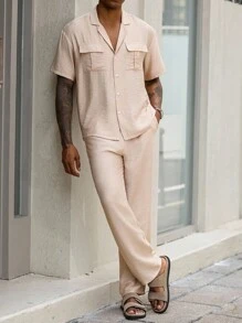 Manfinity Homme 纯色卡其色常规款短袖衬衫和裤子套装，带口袋细节，奶油色男装