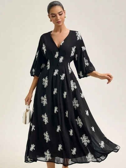 Aveloria Rosie 优雅复古刺绣 V 领泡泡袖腰部系带前扣荷叶边下摆连衣裙