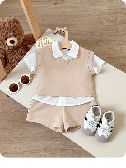 男婴三件套：杏色和白色圆领无袖背心、翻领短袖开衫和休闲短裤。百搭套装，适合上学、外出和居家