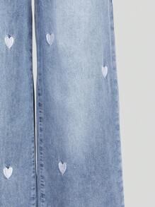 SHEIN Denimly Nouveau Printemps/Été Femmes Coupe Ample Bleu Clair Jeans Jambe Large en Denim, Tissu en Denim Doux Comme Être Enveloppé dans des Nuages, Détail de Broderie en Forme de Cœur, Design de Taille Élastique pour le Confort, Convient pour le Campus, la Rue, les Rendez-vous, les Activités de Plein Air et le Port Quotidien