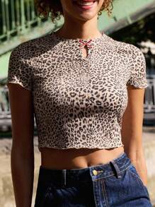 lacRébo Áo thun crop top họa tiết da báo có nơ đỏ và cổ khoét lỗ cho kỳ nghỉ thu đông - Nhiều màu - Xem 1
