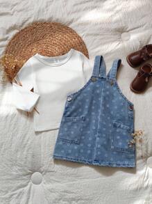 SHEIN Set de 2 piezas de camiseta de manga larga blanca y vestido peto vaquero con estampado floral pequeño para niñas bebés, atuendo casual cómodo para primavera/otoño - Azul - Ver 1