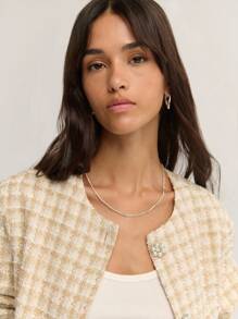 Nöista 这款奶油色格纹粗花呢短款外套，为您的衣橱增添一抹优雅！圆领设计，闪亮的纽扣点缀，修身剪裁，尽显时尚格调，是提升秋冬女装造型的完美之选。搭配牛仔裤，打造休闲优雅造型；叠穿其他单品，则可展现精致的巴黎风情。无论是办公室、早午餐，还是任何您想要展现轻松优雅气质的场合，它都是您的理想之选！ - 杏色 - 查看 6