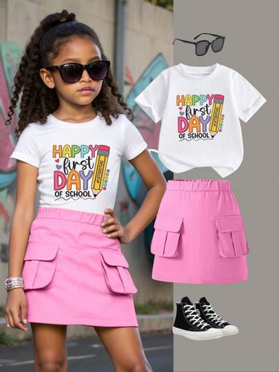 SHEIN 年轻女孩休闲时尚返校英语口号印花短袖圆领T恤和工装裙套装，适合夏季
