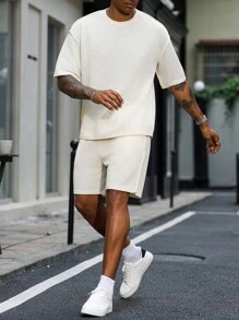 Manfinity Homme 2 件男士休闲纯色宽松短袖 T 恤和短裤套装 - 杏色 - 查看 5