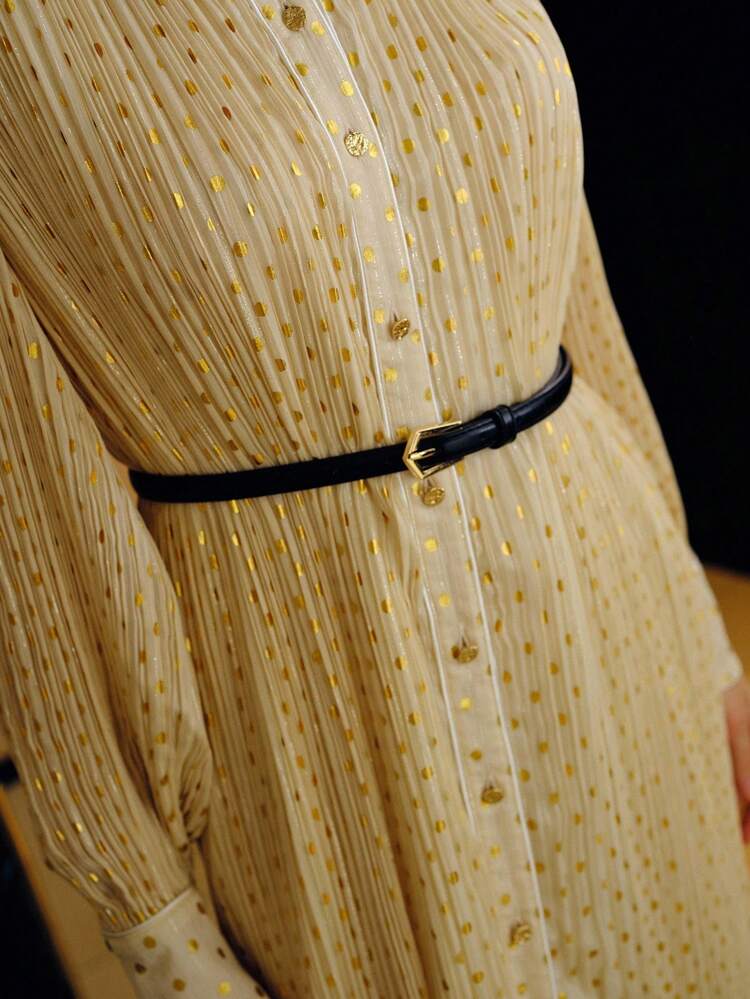 Abito camicia plissettata con maniche a lanterna, stampa a pois dorati e cintura