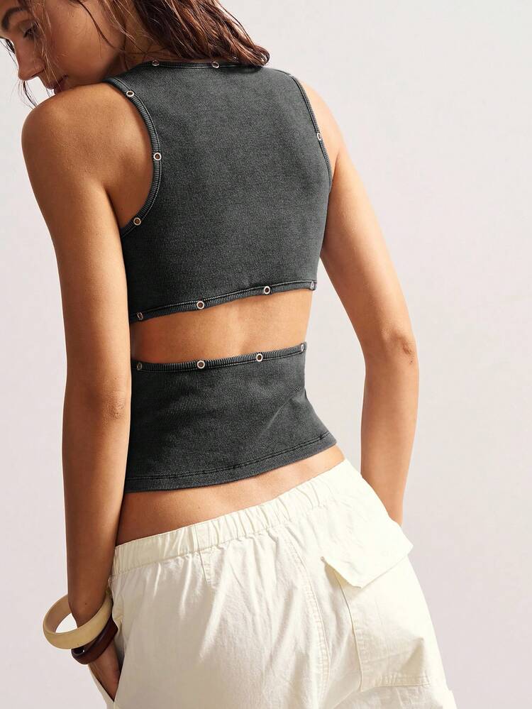 SHEIN BohoFeels Áo tank top nữ dáng ngắn, màu trơn, không lưng, cổ vuông, thiết kế khoét kim loại, phong cách vintage Mỹ, ôm sát. Áo crop top đen nữ, áo cài khuy, áo đính đá, áo khoét rỗng. - màu đen - Xem 6