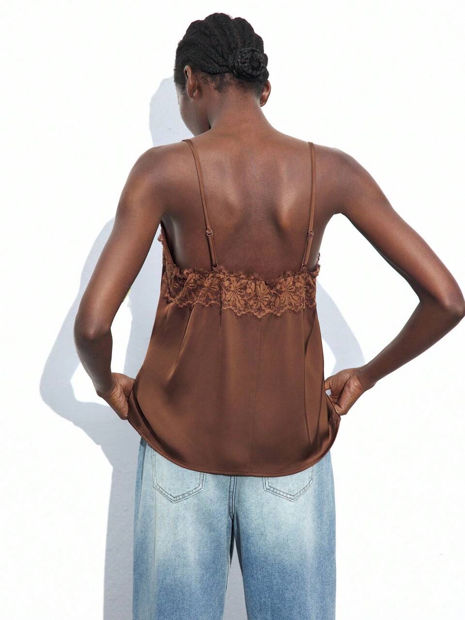 SHEIN Maija Damen Braun Spitze Patchwork Top, eleganter romantischer modischer bequemer loser V-Ausschnitt verstellbare Spaghettiträger Lässig Top, geeignet für Sommer, Herbst, Büro, Urlaub, braunes Cami Top Urlaub Sommer Ausgehen Abschluss
