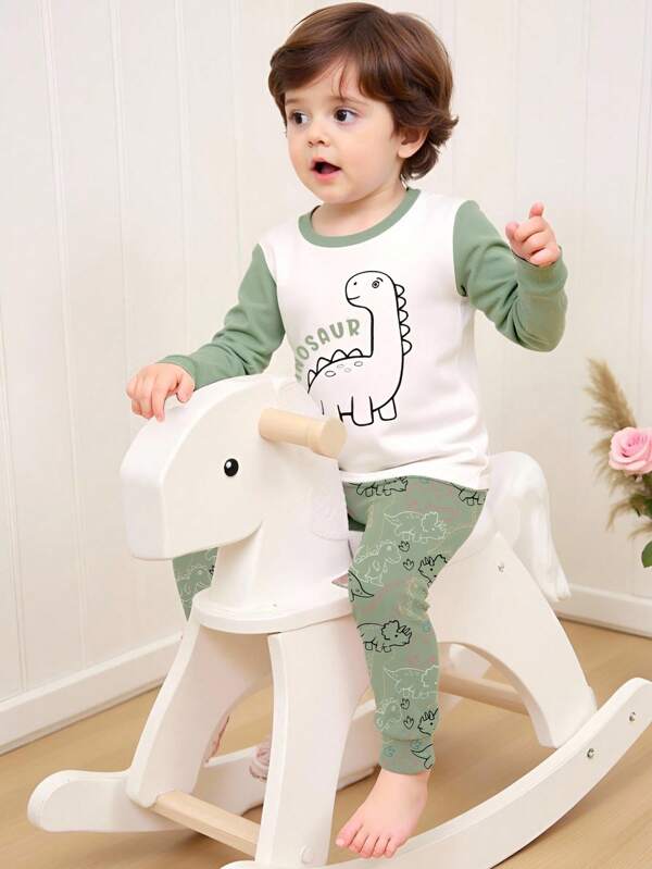 2 件幼儿男童卡通恐龙印花撞色袖上衣和绿色裤子睡衣套装，柔软针织面料，舒适可爱的恐龙印花家居服